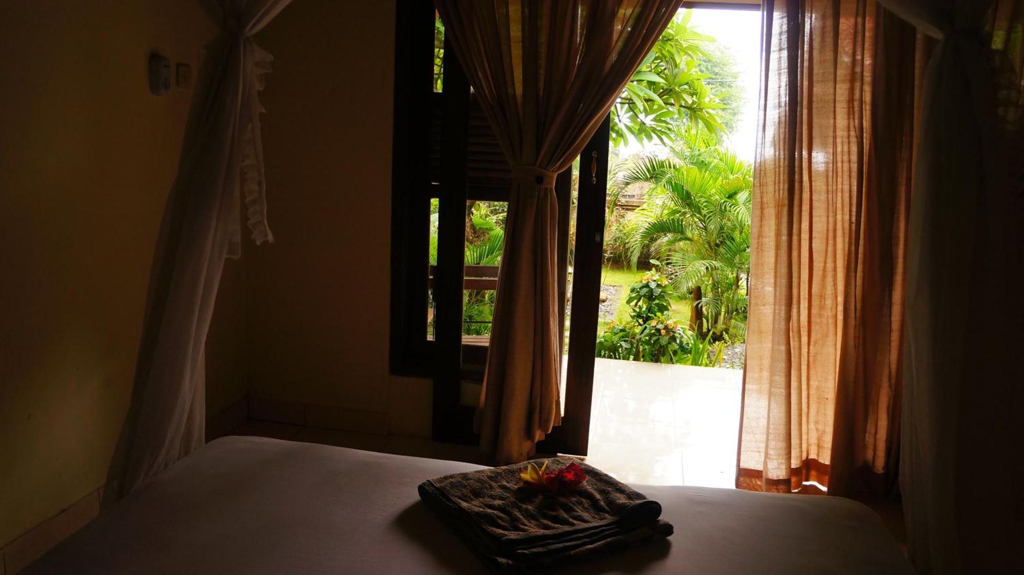 Rumahku Homestay Амед Экстерьер фото